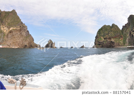 View of Dokdo Dongdo from a running boat 88157041
