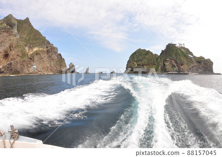 View of Dokdo Dongdo from a running boat 88157045