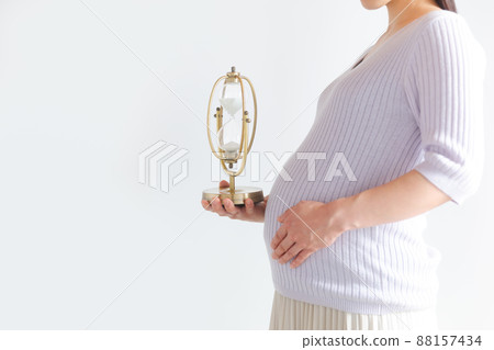 有沙漏思考、時間流逝、預產期、剩餘時間、倒數影像的孕婦 88157434