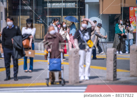 日本東京城市景觀 取消傳播預防(同時 6 波繼續)。澀谷老年人迅速增加......再次發作...... = 3月28日 日本東京城市景觀 取消傳播預防(同時 6 波繼續)。澀谷老年人迅速增加......再次發作...... = 3月28日 88157822