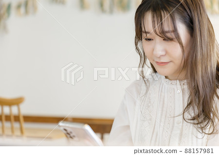 操作智能手機的女人 操作智能手機的女人 88157981