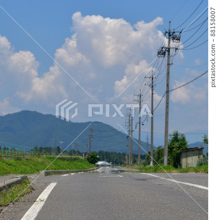 Country road and cumulonimbus where escape water can be seen 88158007