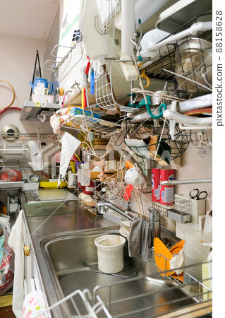 骯髒的廚房裡堆滿了東西,雜亂無章 骯髒的廚房裡堆滿了東西,雜亂無章 88158628