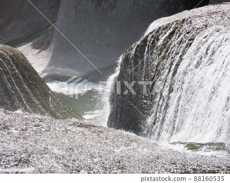 Fubuzuki waterfall 88160535