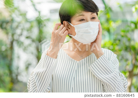 高級婦女新鮮的綠色面具花粉症 88160645