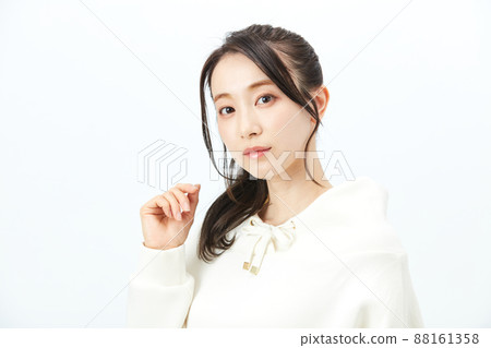 時尚年輕美麗的女人 88161358
