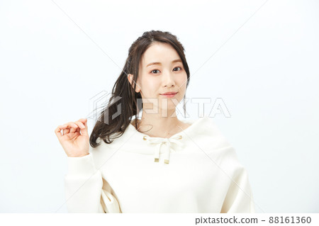 時尚年輕美麗的女人 88161360