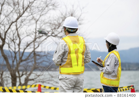 操作無人機的工人,攝於 2022 年 3 月 操作無人機的工人,攝於 2022 年 3 月 88161400