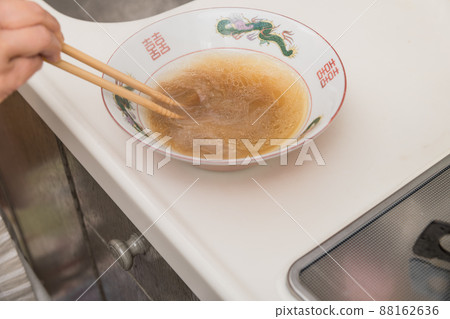 [Middle housewife makes rich soy sauce ramen soup] 88162636