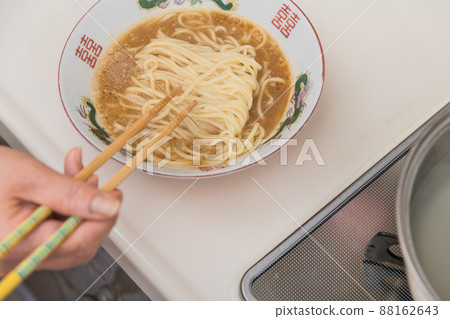 [Middle housewife puts boiled ramen noodles in a bowl] 88162643