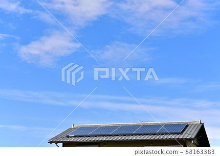 [Environmental image] Solar power generation. The roof of a house with solar panels and a clear blue sky. 88163383
