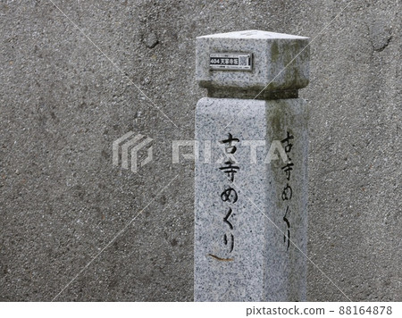 參觀古廟的路標 88164878