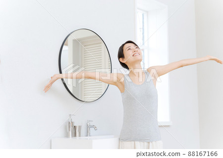 Woman in her 30s waking up in the morning Woman in her 30s waking up in the morning 88167166