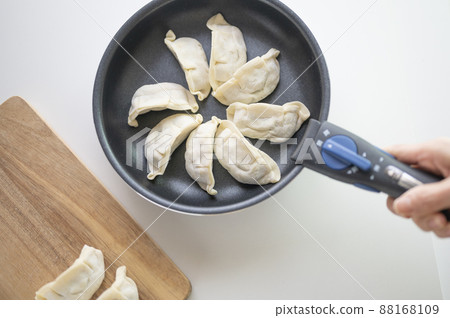Bake handmade raw dumplings in a frying pan 88168109