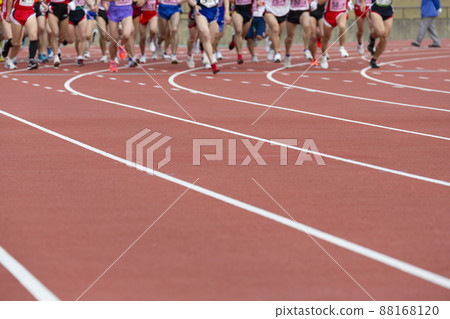 馬拉松選手開始衝刺 馬拉松選手開始衝刺 88168120