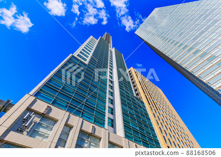 埼玉縣埼玉市中央區街景明治安田生活埼玉新都心大廈和NTT Docomo埼玉大廈 88168506