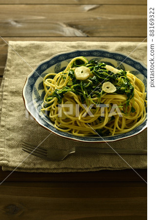 Pea sprout pasta 88169322
