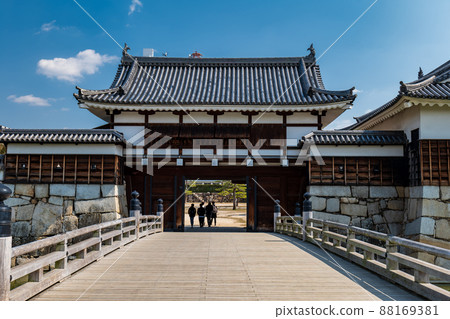 Blue sky and the gate of Hiroshima Castle 88169381