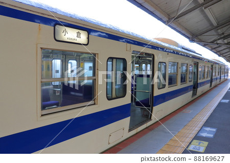 Sanyo Main Line 415 series train (from Shimonoseki Station to Kokura) Sanyo Main Line 415 series train (from Shimonoseki Station to Kokura) 88169627