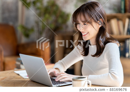 戴眼鏡的女人在別緻的房間裡舉行在線會議 88169676