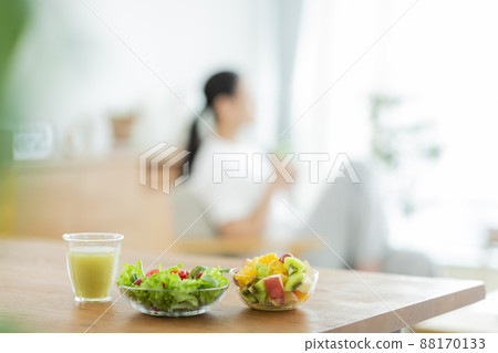 Breakfast and a young lady 88170133