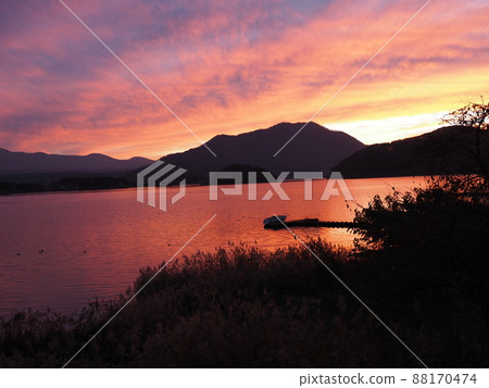 在河口湖的深秋日落 88170474