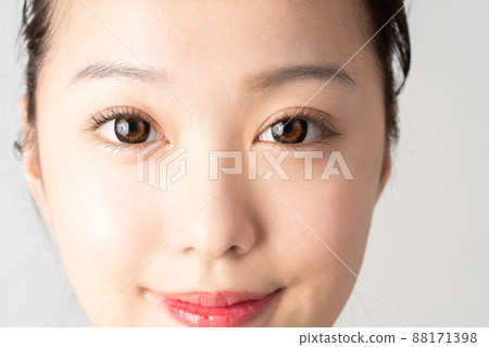 Looking at women Looking at women 88171398