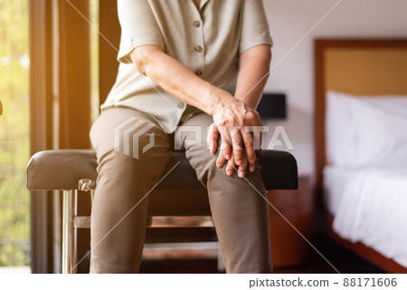 Middle aged adult woman suffering from arthritis disease,Women touching on knee,Osteoarthritis Middle aged adult woman suffering from arthritis disease,Women touching on knee,Osteoarthritis 88171606