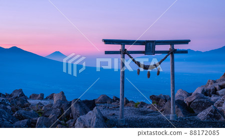 Dawn of Kurumayama (View of Mt. Fuji from Kurumayama Shrine) 88172085