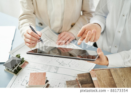 考慮家庭內部的亞裔室內設計師 考慮家庭內部的亞裔室內設計師 88173354