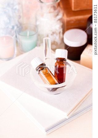 使用精油由100%天然成分製成的手工化妝品 使用精油由100%天然成分製成的手工化妝品 88173611