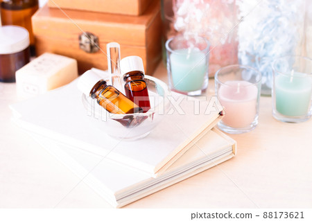 使用精油由100%天然成分製成的手工化妝品 使用精油由100%天然成分製成的手工化妝品 88173621