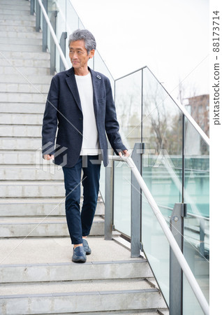 高級男士休閒時尚微笑 88173714