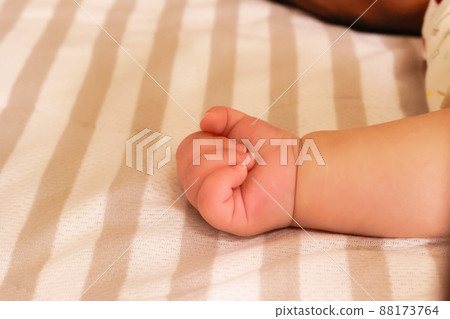 Baby's pretty hands Baby's pretty hands 88173764
