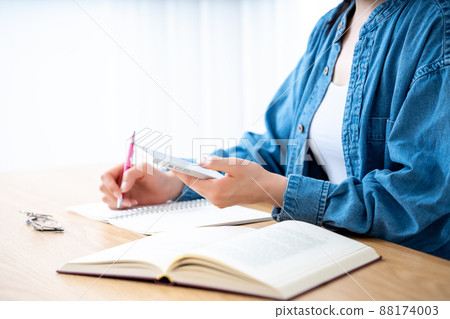 用智能手機學習的女性 [零件切割] 88174003