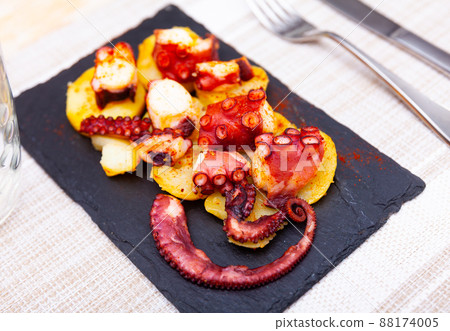 Dish of Spanish cuisine is the octopus in Galician 88174005