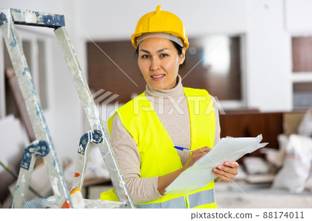 Portrait of woman engineer with project documentation 88174011