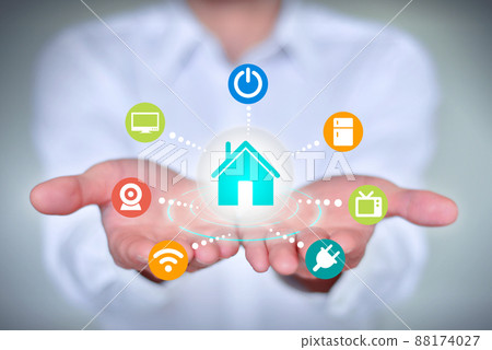 商人手捧智能家庭自动化程序智能家居概念 88174027