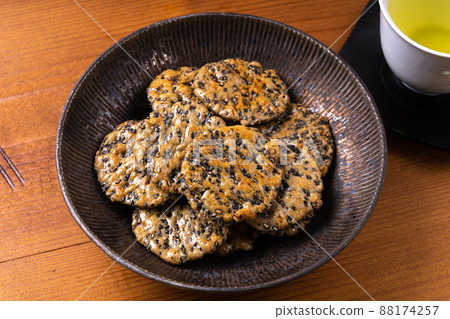 Sesame rice cracker 88174257