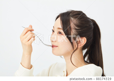 用勺子吃飯的女人 88174319