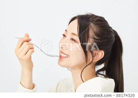 用勺子吃飯的女人 88174320