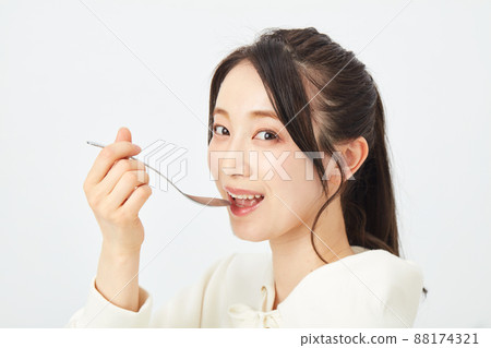 用勺子吃飯的女人 88174321