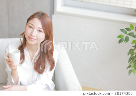 Bird's-eye view_Woman holding a coffee cup and raising her face 2 Bird's-eye view_Woman holding a coffee cup and raising her face 2 88174393