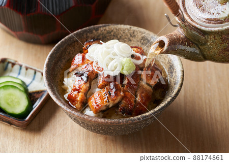 Sprinkle soup stock on Hitsumabushi 88174861