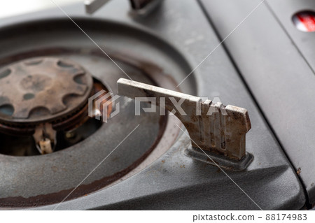 骯髒的盒式爐子 88174983