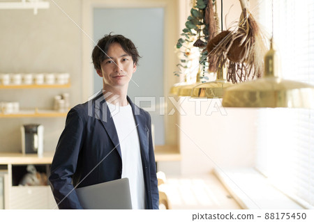 上班族，男，三十多歲 88175450