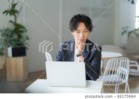 Businessman, male in his thirties 88175664
