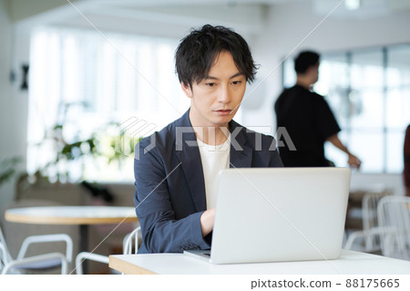 Businessman, male in his thirties 88175665