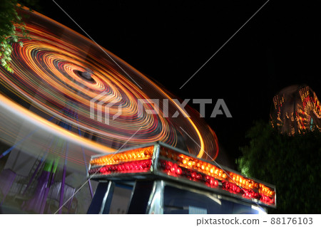 Round ferris wheel spins fast at black night 88176103