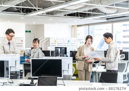 Office relocation: A woman in work clothes and a woman in a suit 88176274